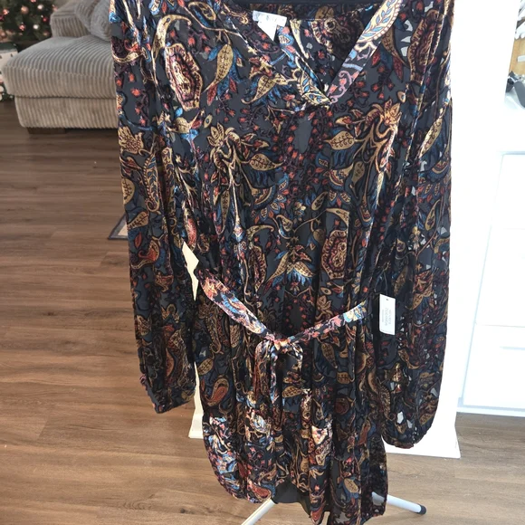 Elegant Paisley Velvet Midi Dress - Picture 7 of 7